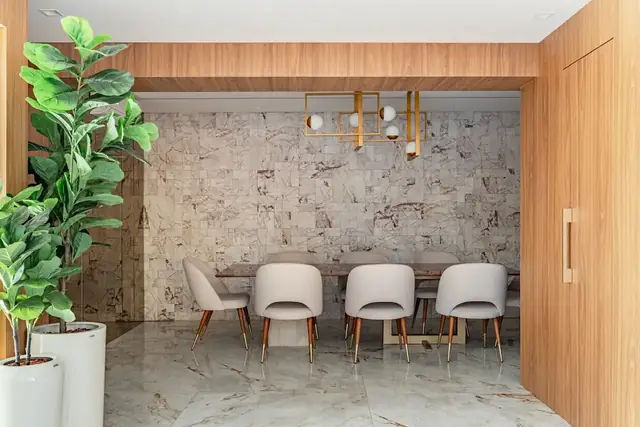 Sala de jantar com parede de pedra